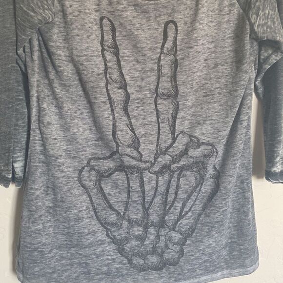 Peace skeleton hand  - Picture 2 of 5